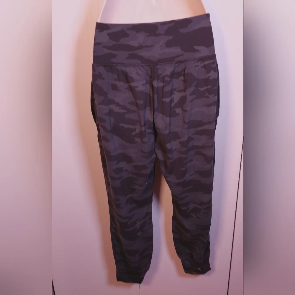Athleta Salutation High Rise Joggers Black Gray Camouflage Size Small Yoga - Picture 11 of 12